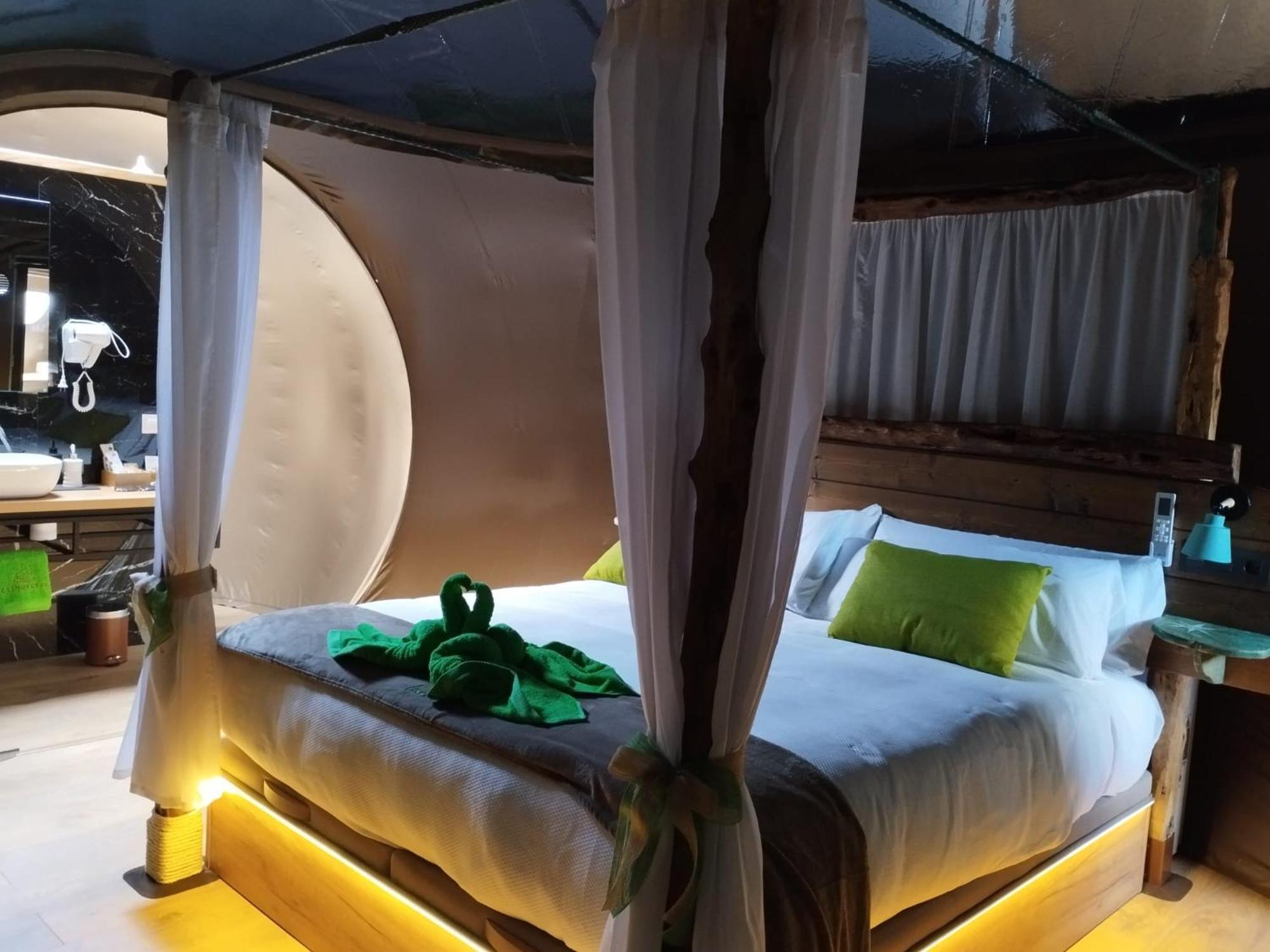 Cosmoveros - Hotel Burbuja 페드라사 외부 사진
